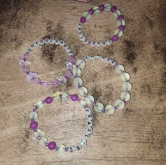 Taylor Swift Fearless Inspired Gift Box w/ Set Of 4 Glowing Bracelets - Picture 5 of 8